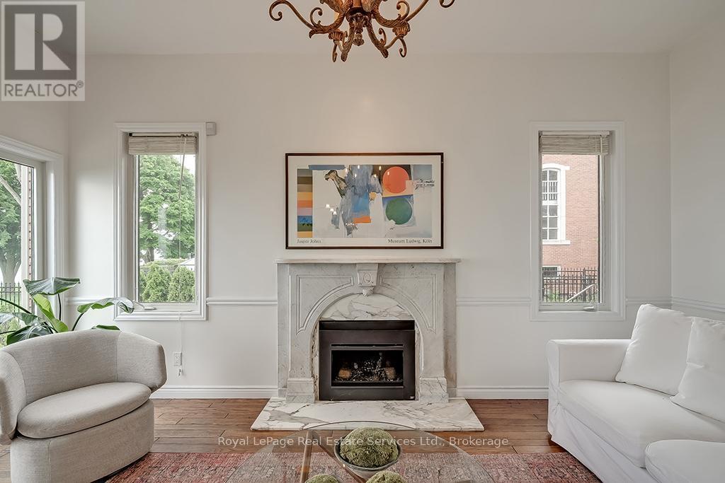 












3286 SHELBURNE PLACE

,
Oakville (BR Bronte),




Ontario
L6L5V9

