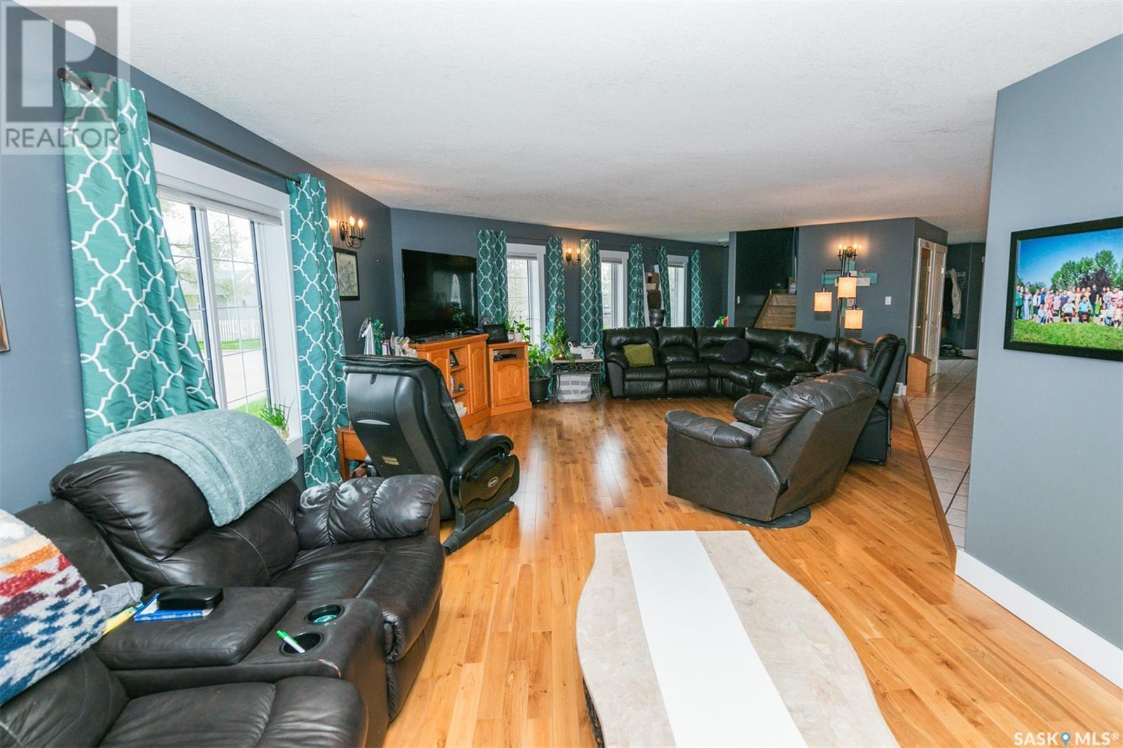 












447 Columbia AVENUE

,
Kerrobert,




Saskatchewan
S0L1R0

