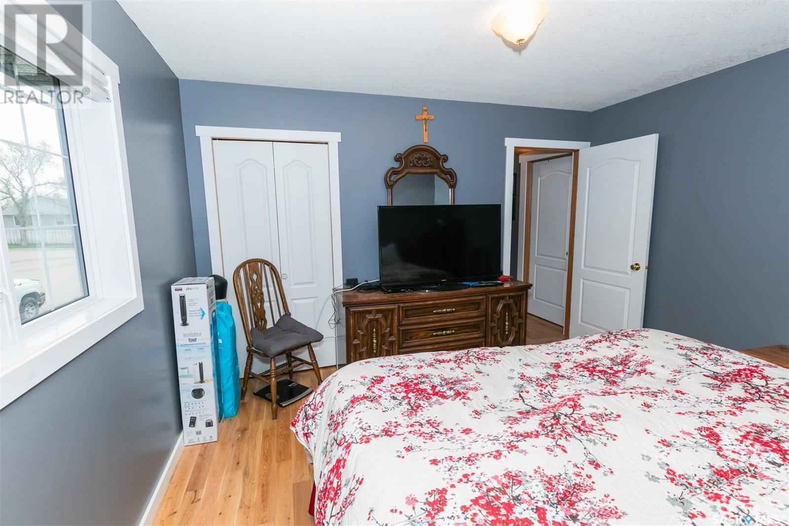












447 Columbia AVENUE

,
Kerrobert,




Saskatchewan
S0L1R0

