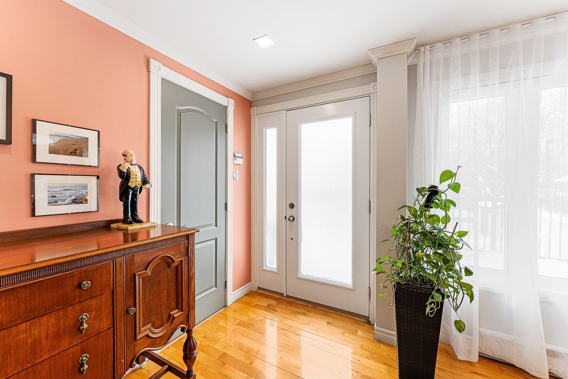 









1233

 - 1235


Rue du Sud

,
Cowansville,




QC
J2K2Y9

