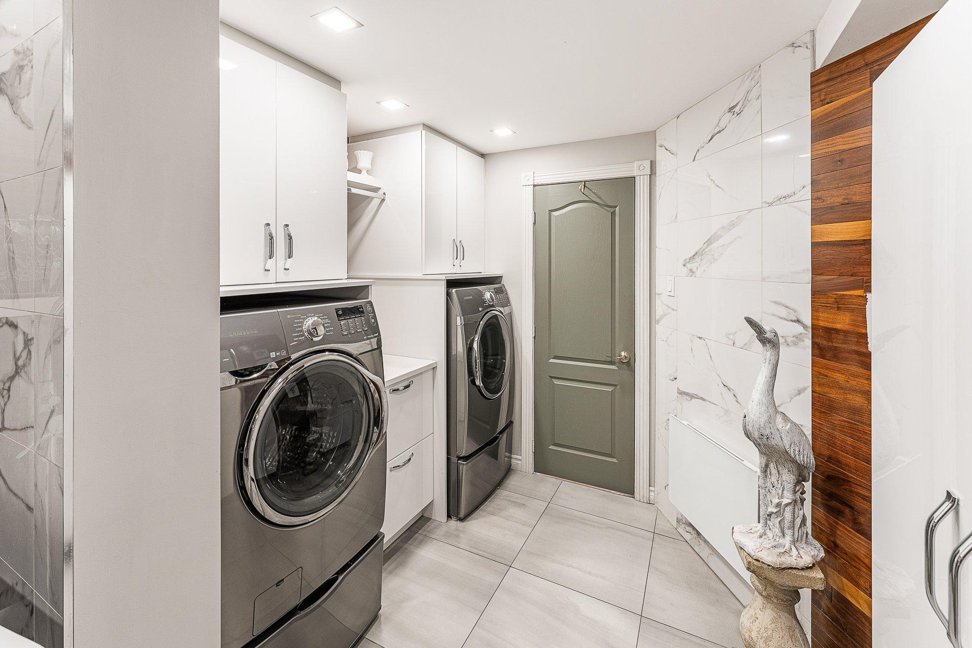 









1233

 - 1235


Rue du Sud

,
Cowansville,




QC
J2K2Y9

