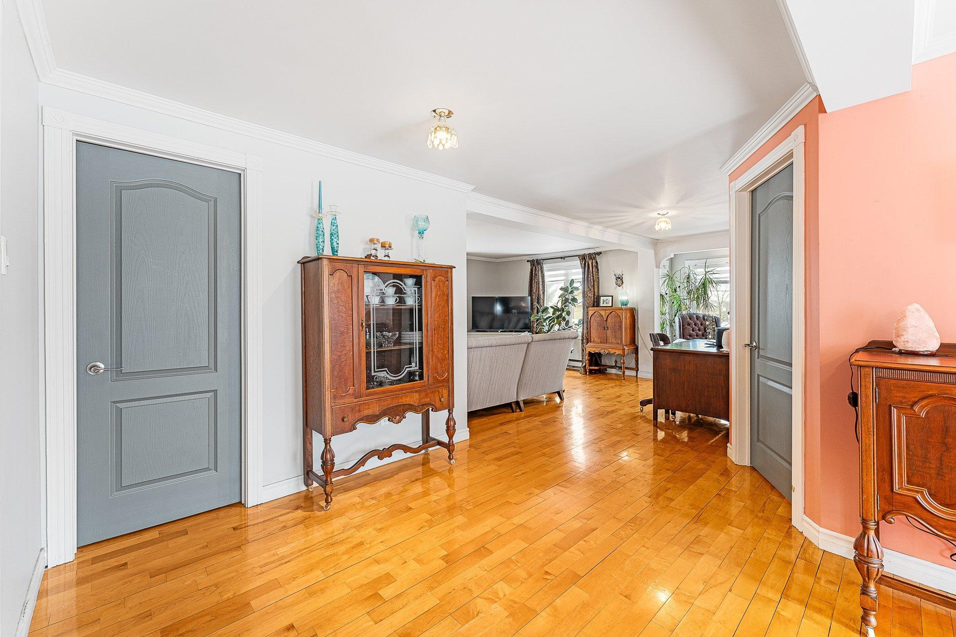 









1233

 - 1235


Rue du Sud

,
Cowansville,




QC
J2K2Y9

