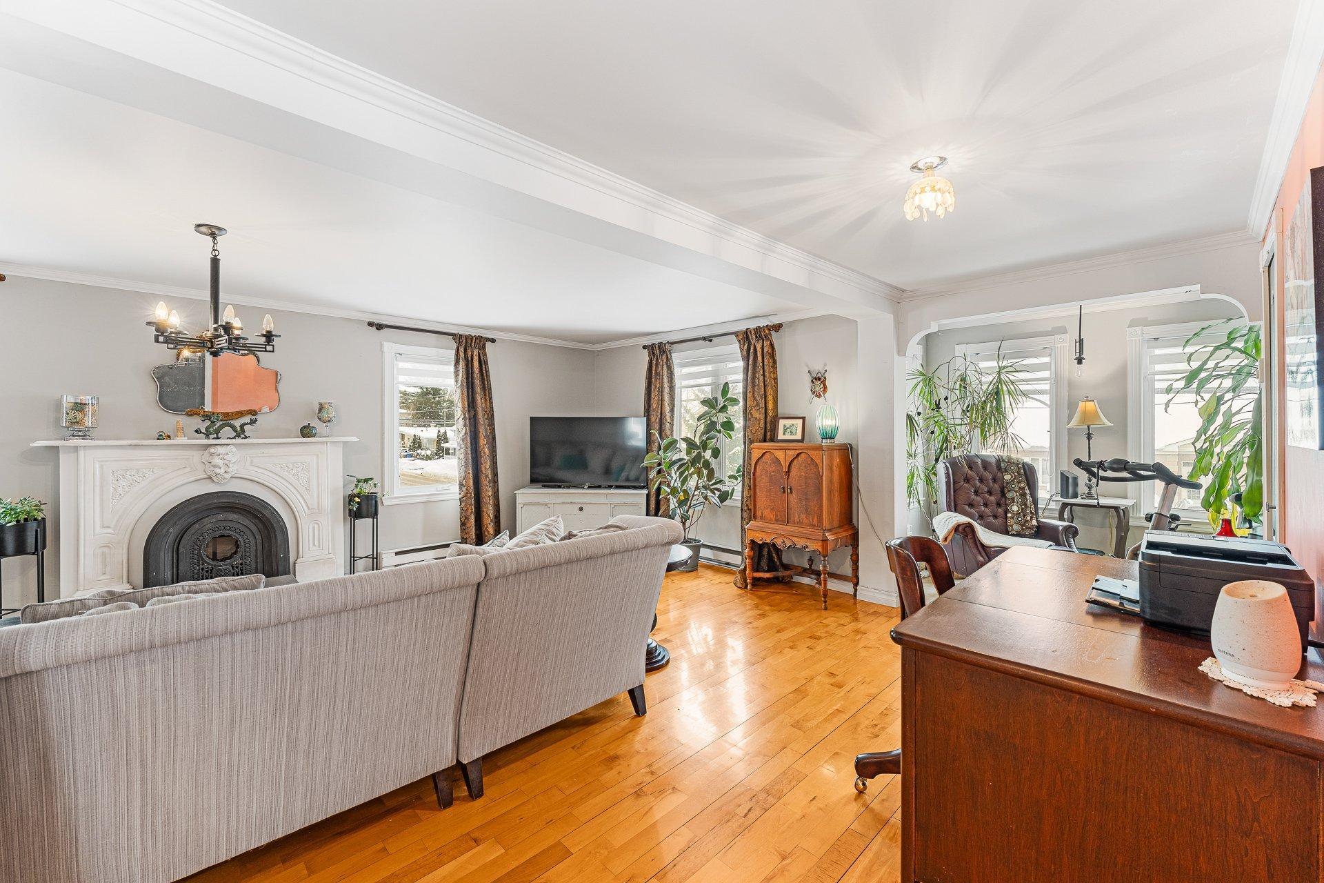 









1233

 - 1235


Rue du Sud

,
Cowansville,




QC
J2K2Y9


