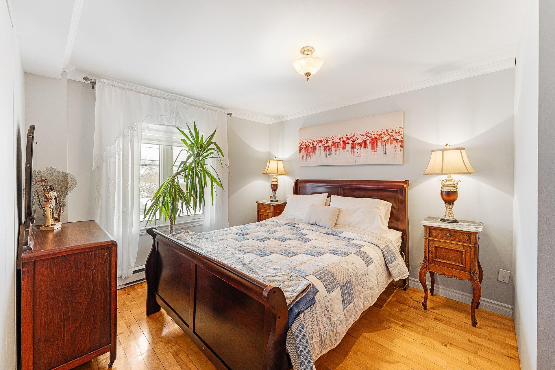 









1233

 - 1235


Rue du Sud

,
Cowansville,




QC
J2K2Y9

