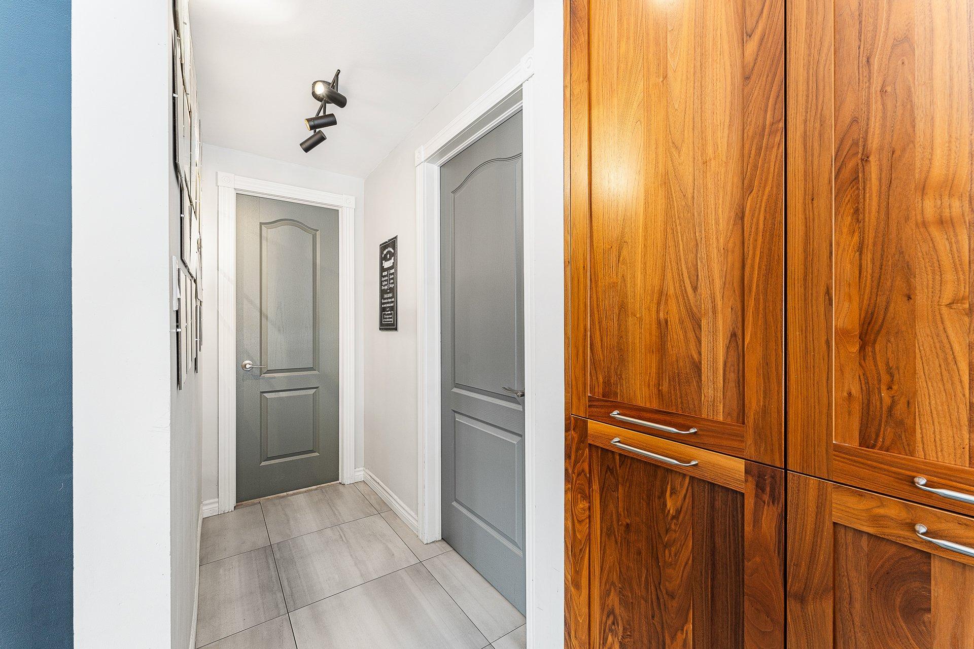 









1233

 - 1235


Rue du Sud

,
Cowansville,




QC
J2K2Y9

