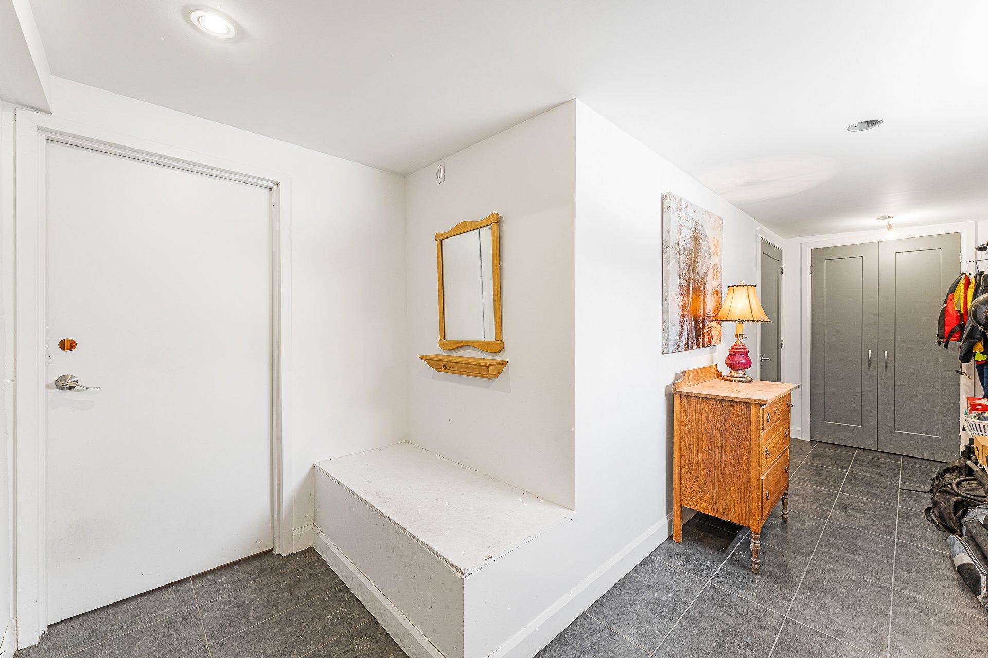 









1233

 - 1235


Rue du Sud

,
Cowansville,




QC
J2K2Y9

