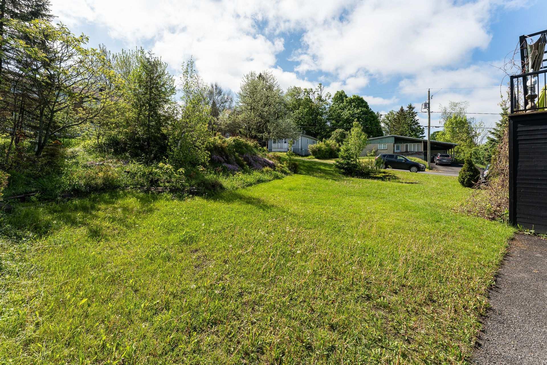 









1233

 - 1235


Rue du Sud

,
Cowansville,




QC
J2K2Y9

