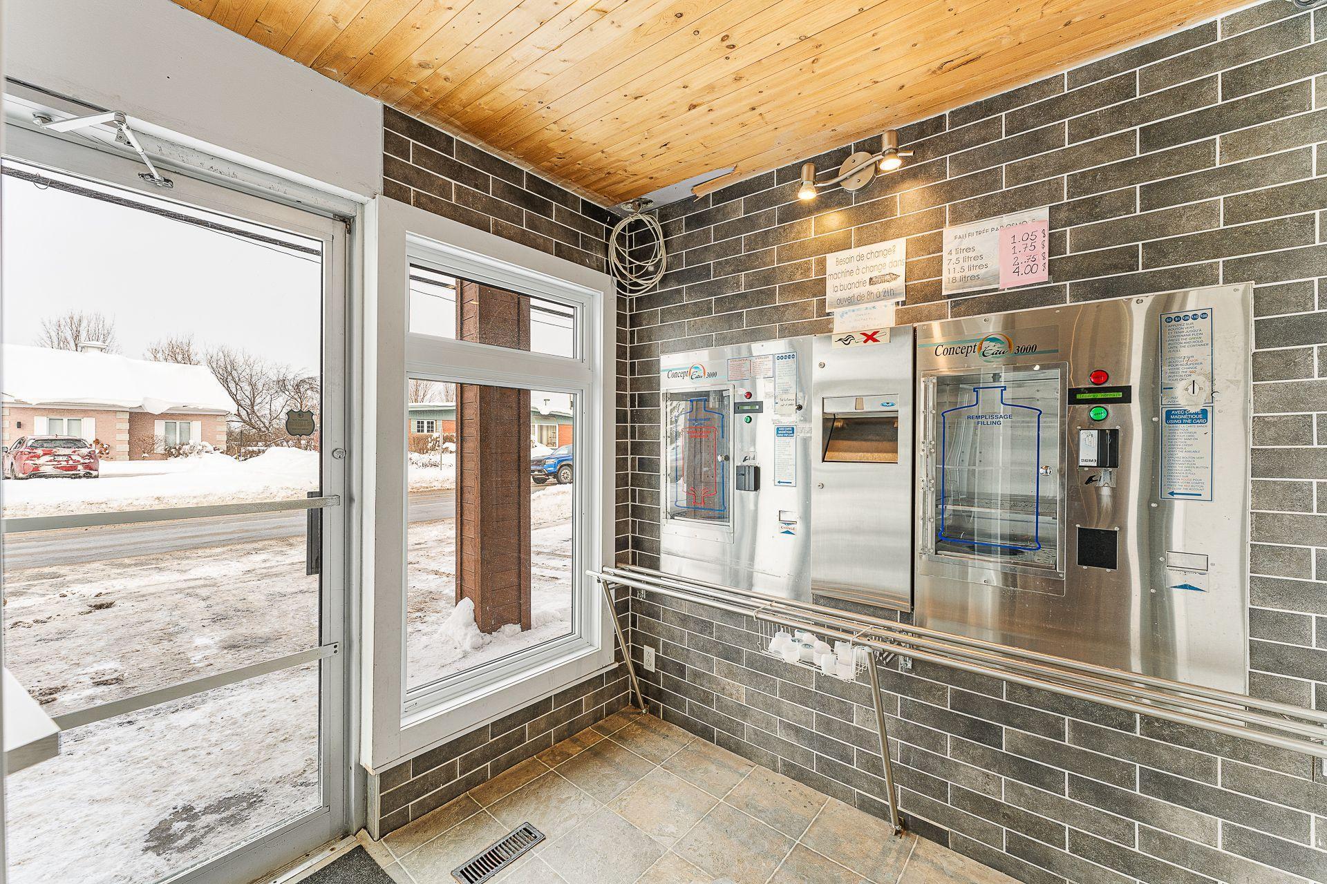 









1233

 - 1235


Rue du Sud

,
Cowansville,




QC
J2K2Y9

