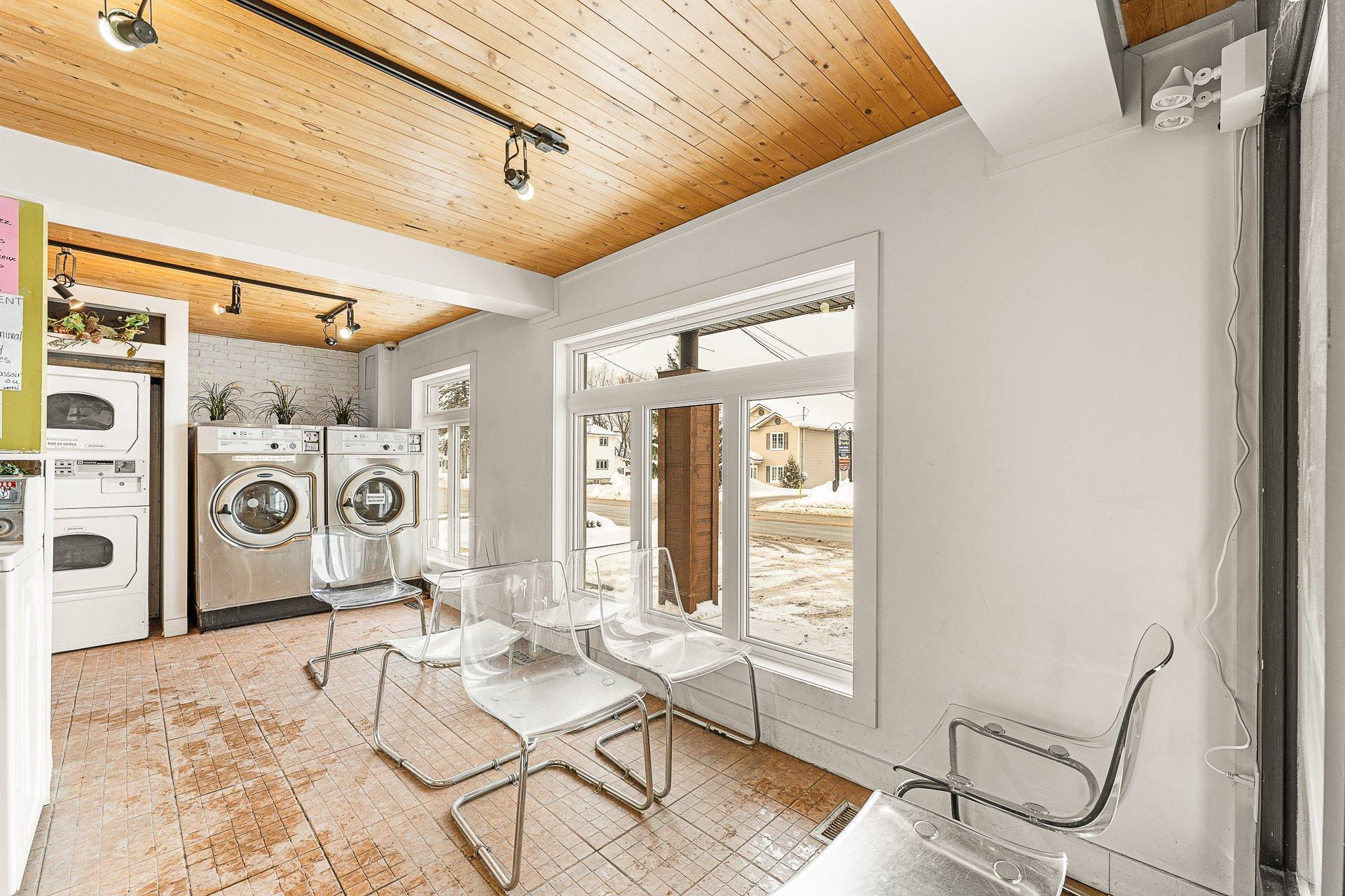 









1233

 - 1235


Rue du Sud

,
Cowansville,




QC
J2K2Y9

