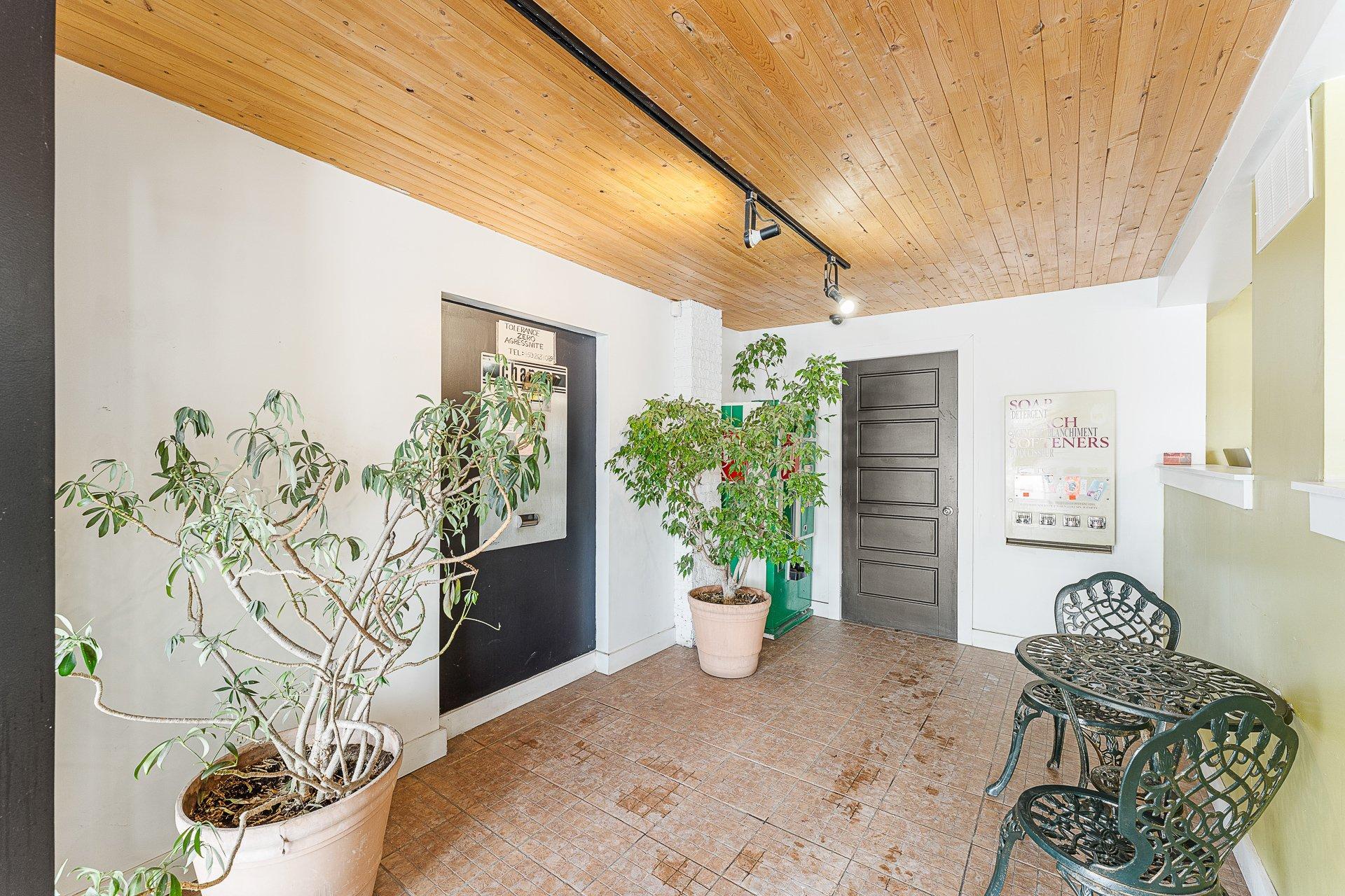 









1233

 - 1235


Rue du Sud

,
Cowansville,




QC
J2K2Y9

