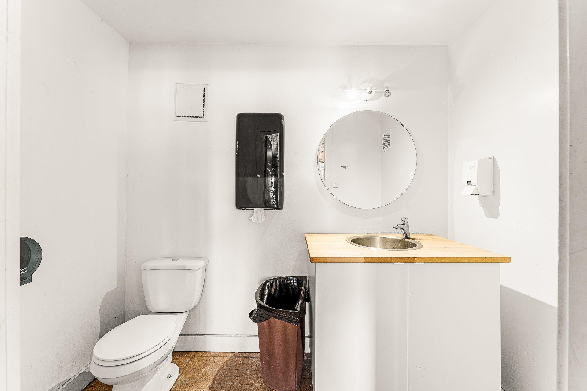 









1233

 - 1235


Rue du Sud

,
Cowansville,




QC
J2K2Y9

