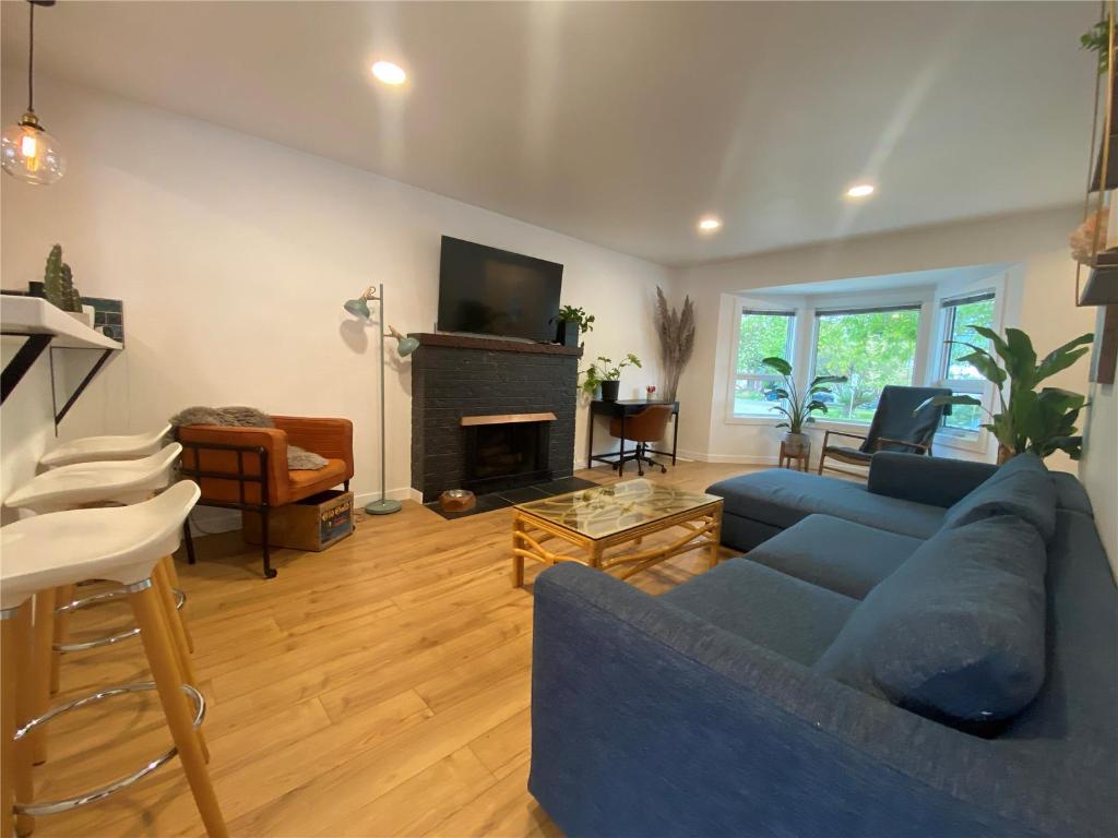 









1907


Knox

Crescent,
Kelowna,




BC
V1Y 1K9

