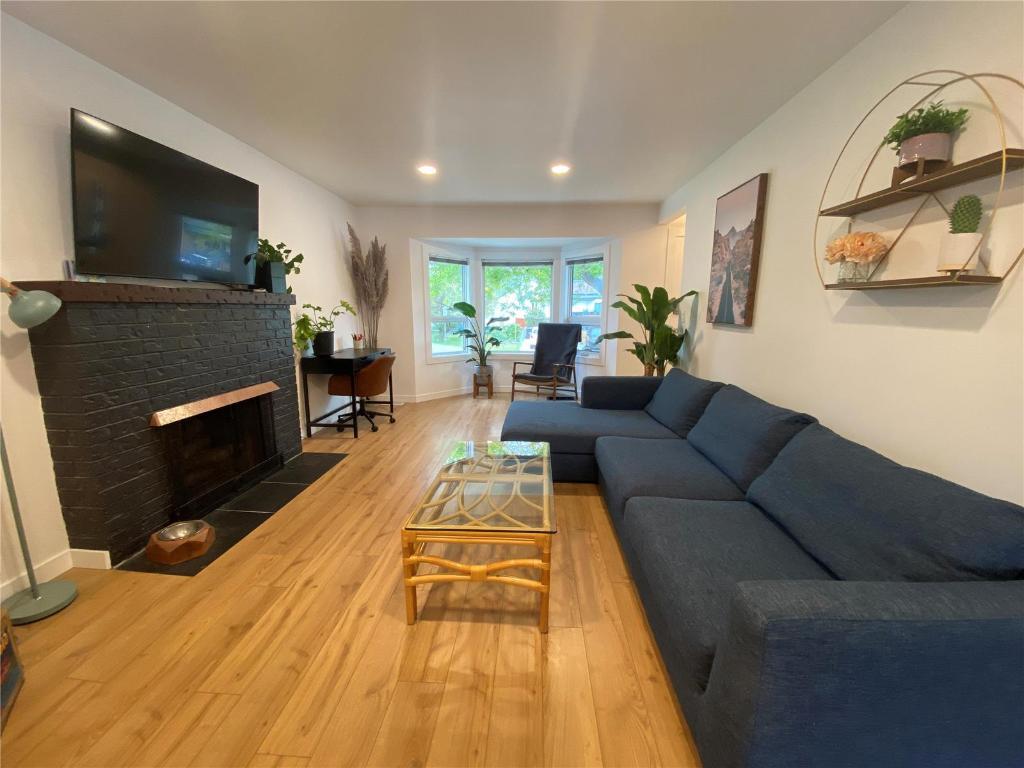 









1907


Knox

Crescent,
Kelowna,




BC
V1Y 1K9

