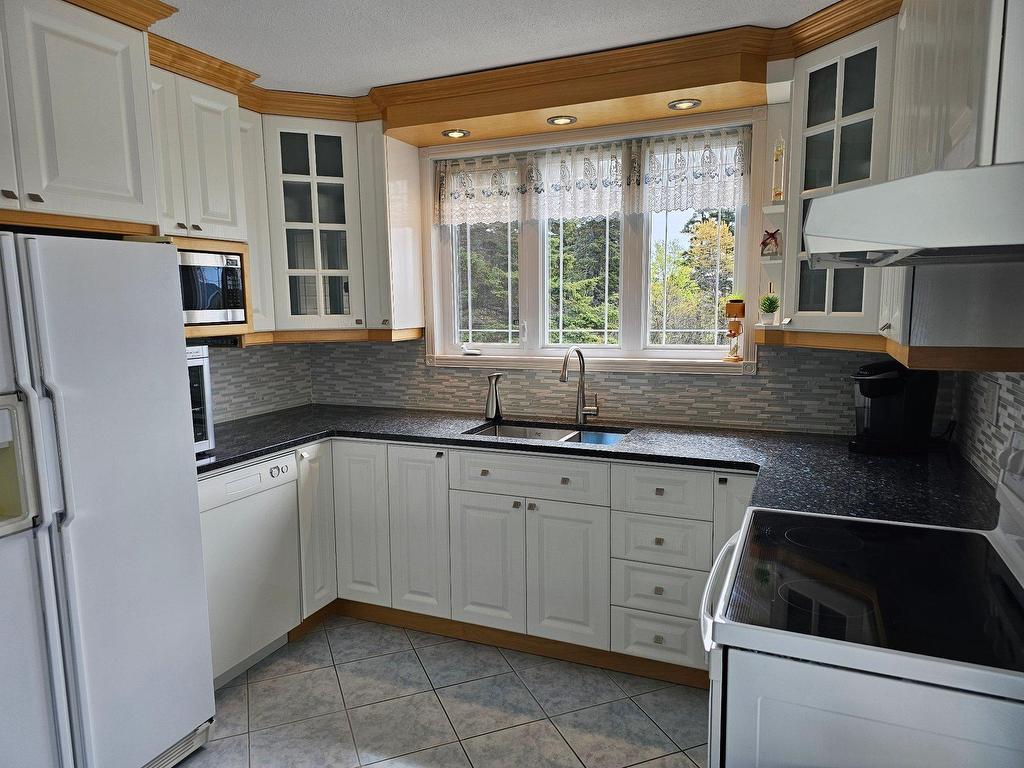 









8


Rue de l'Ornière

,
Sept-Îles,




QC
G4R0B5

