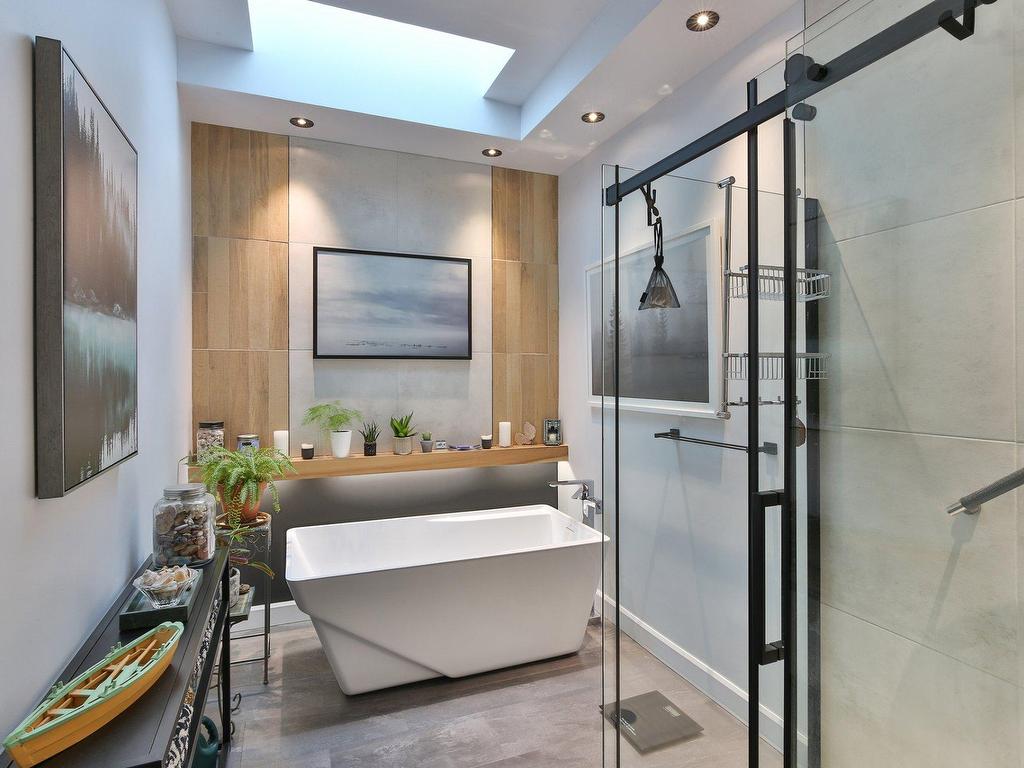 









676


Rue Marie-Derome

,
Saint-Jean-sur-Richelieu,




QC
J3A1T2

