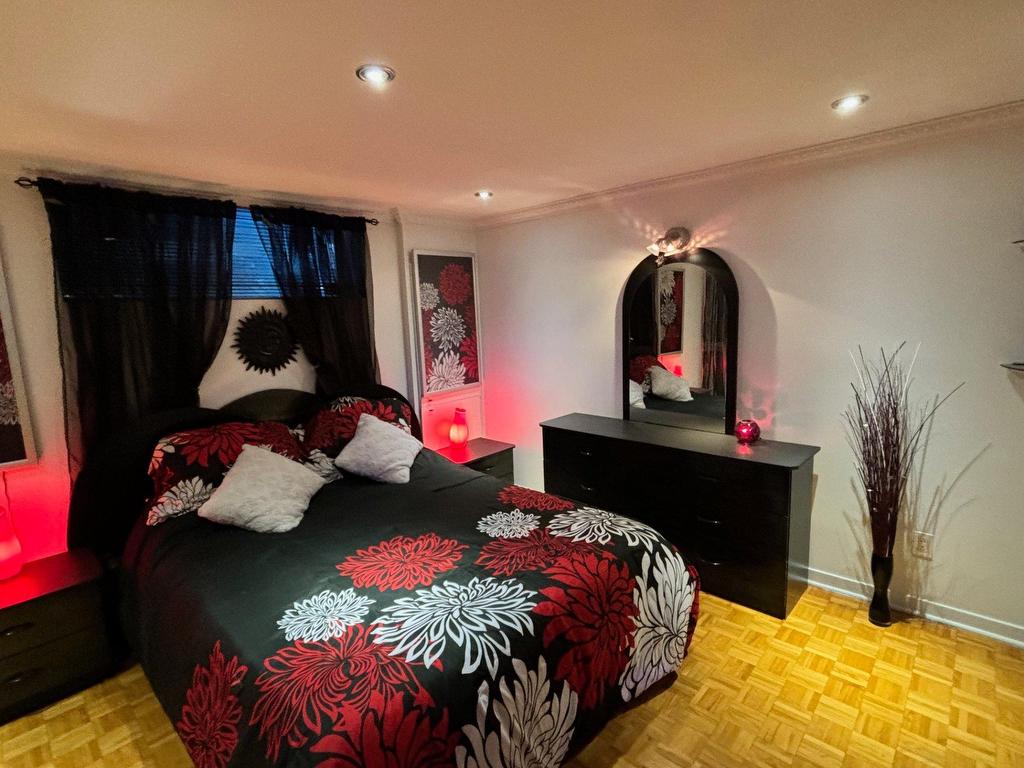 









6910


Rue Alcide-Métivier

,
Longueuil (Saint-Hubert),




QC
J3Z1E1

