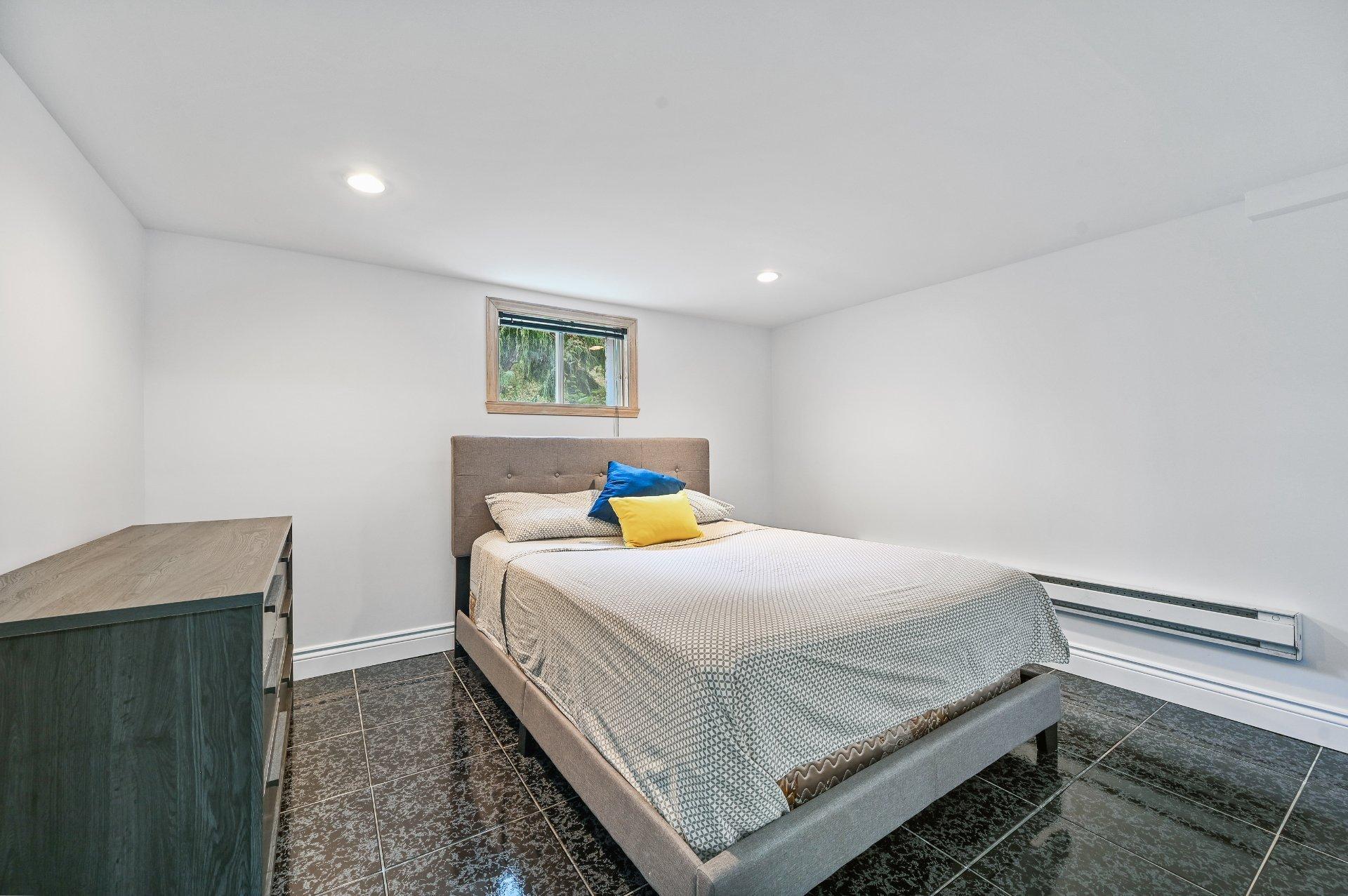 









703


Rue Maher

,
Clarenceville,




QC
J0J1B0

