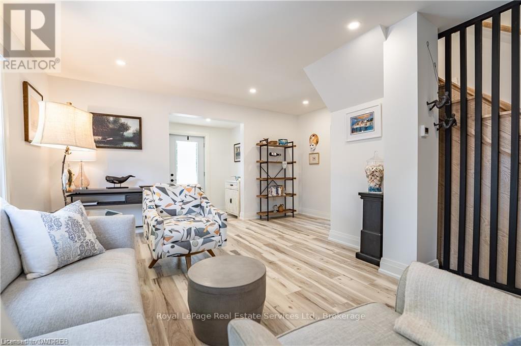 












4 6TH STREET

,
Grimsby (Grimsby Beach),




Ontario
L3M2T3

