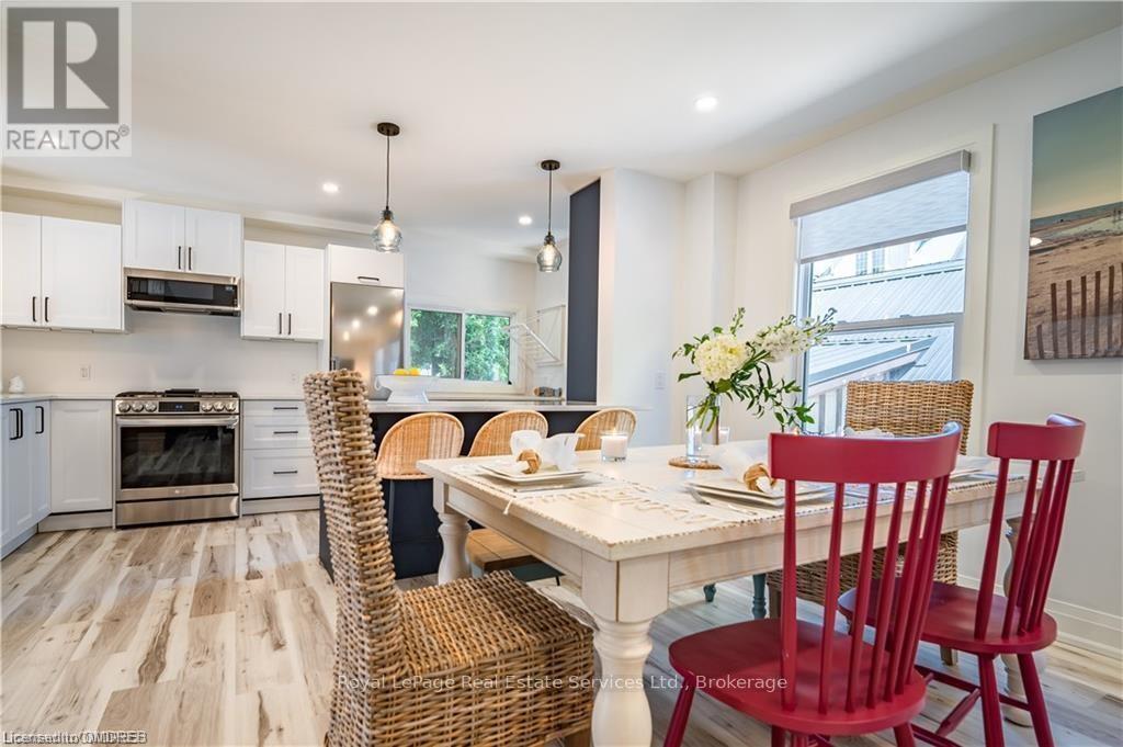 












4 6TH STREET

,
Grimsby (Grimsby Beach),




Ontario
L3M2T3

