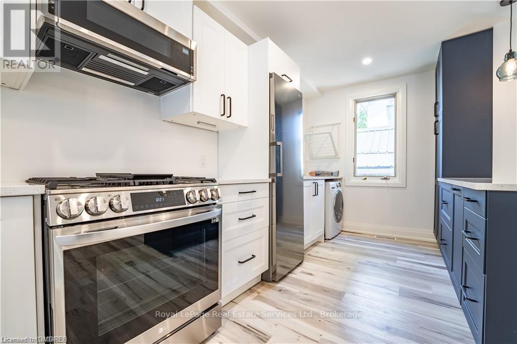 












4 6TH STREET

,
Grimsby (Grimsby Beach),




Ontario
L3M2T3


