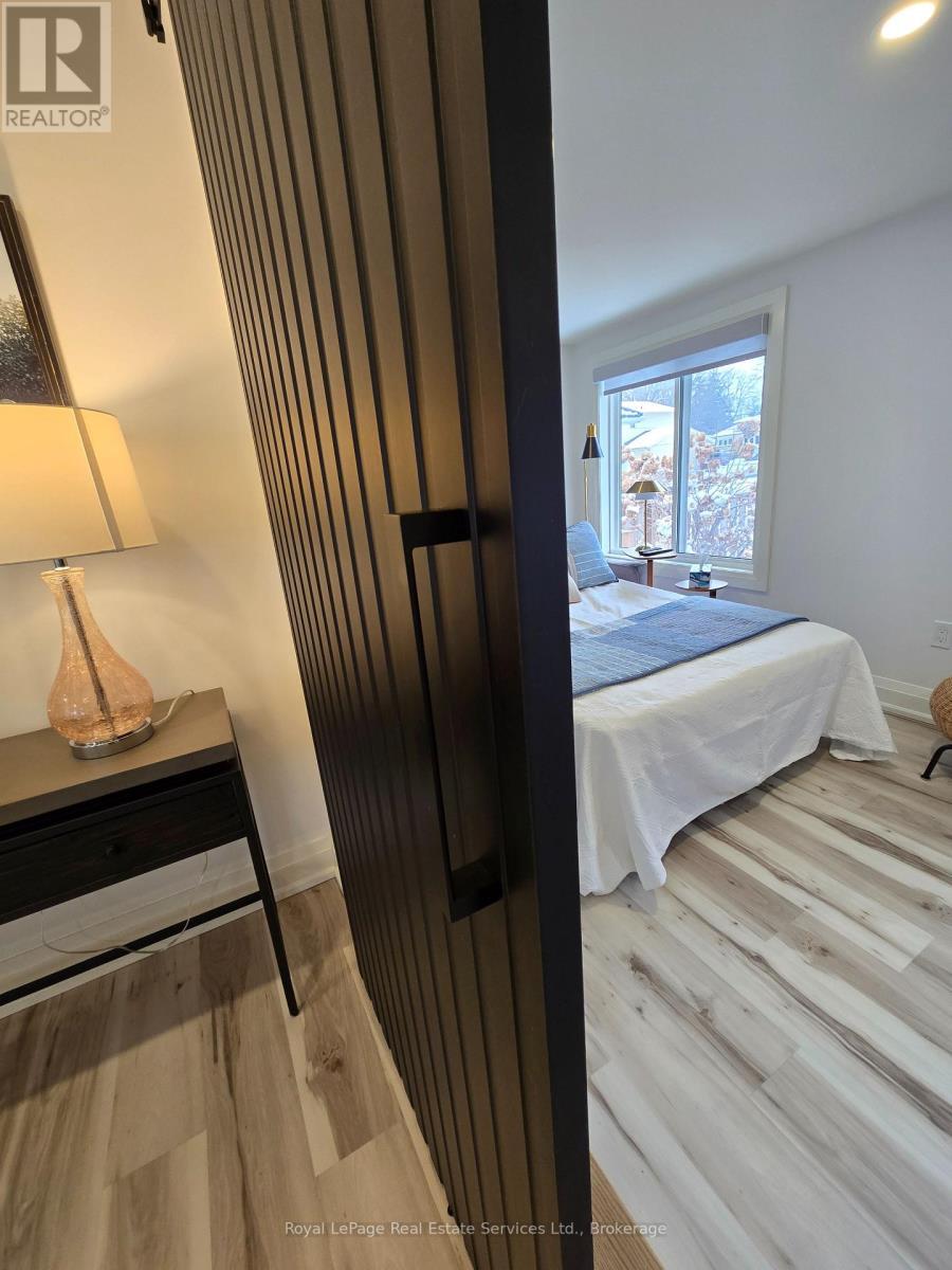 












4 6TH STREET

,
Grimsby (Grimsby Beach),




Ontario
L3M2T3

