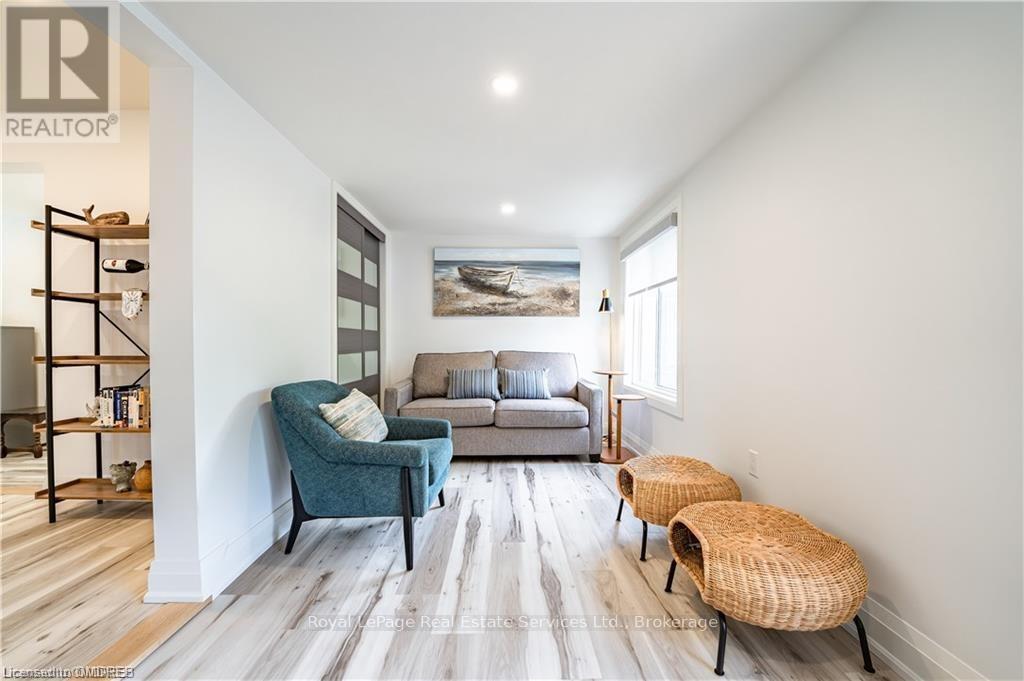 












4 6TH STREET

,
Grimsby (Grimsby Beach),




Ontario
L3M2T3

