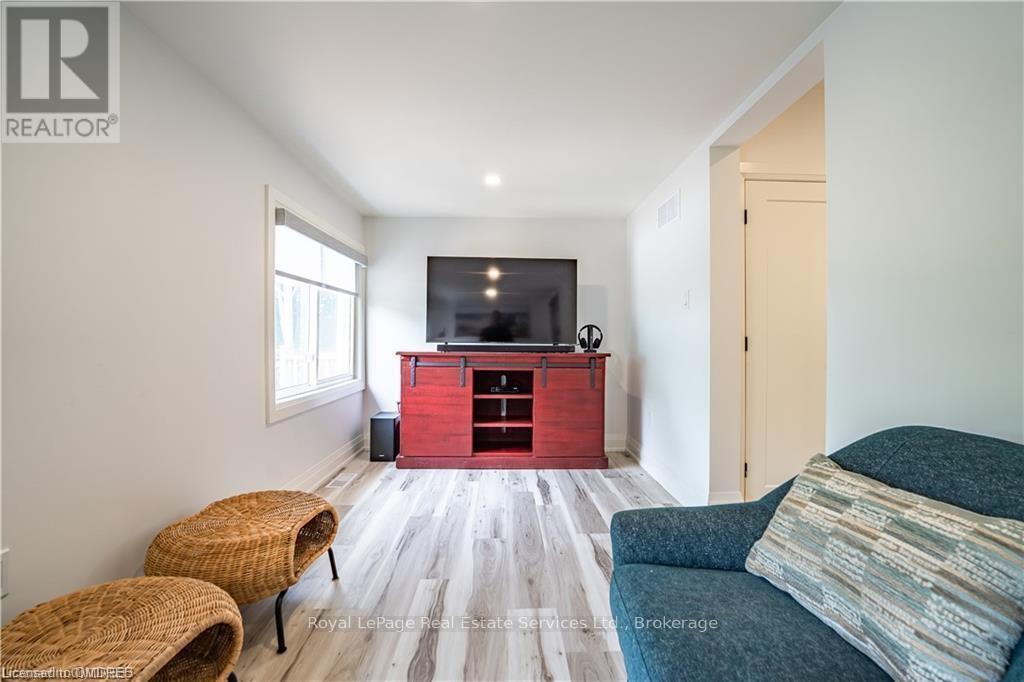 












4 6TH STREET

,
Grimsby (Grimsby Beach),




Ontario
L3M2T3

