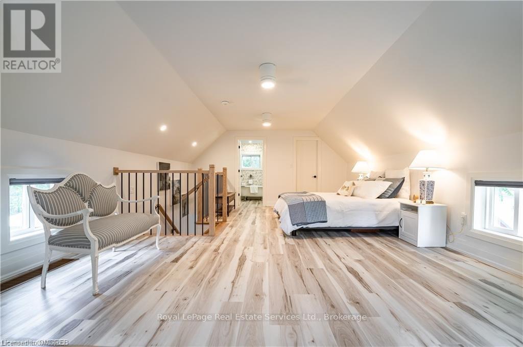 












4 6TH STREET

,
Grimsby (Grimsby Beach),




Ontario
L3M2T3

