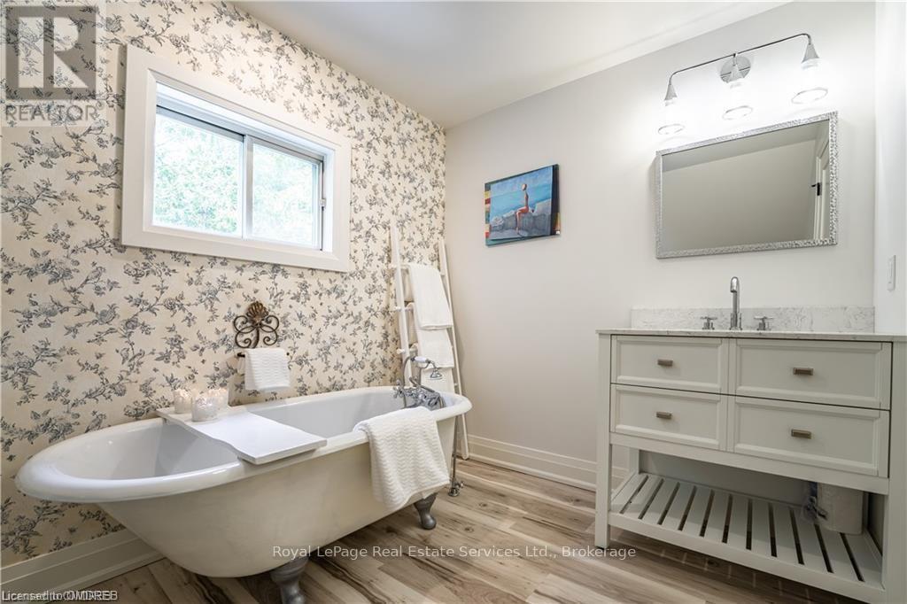 












4 6TH STREET

,
Grimsby (Grimsby Beach),




Ontario
L3M2T3

