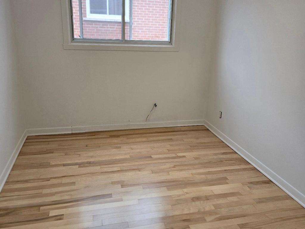 









581


15e Avenue

,
Montréal (LaSalle),




QC
H8P2S1

