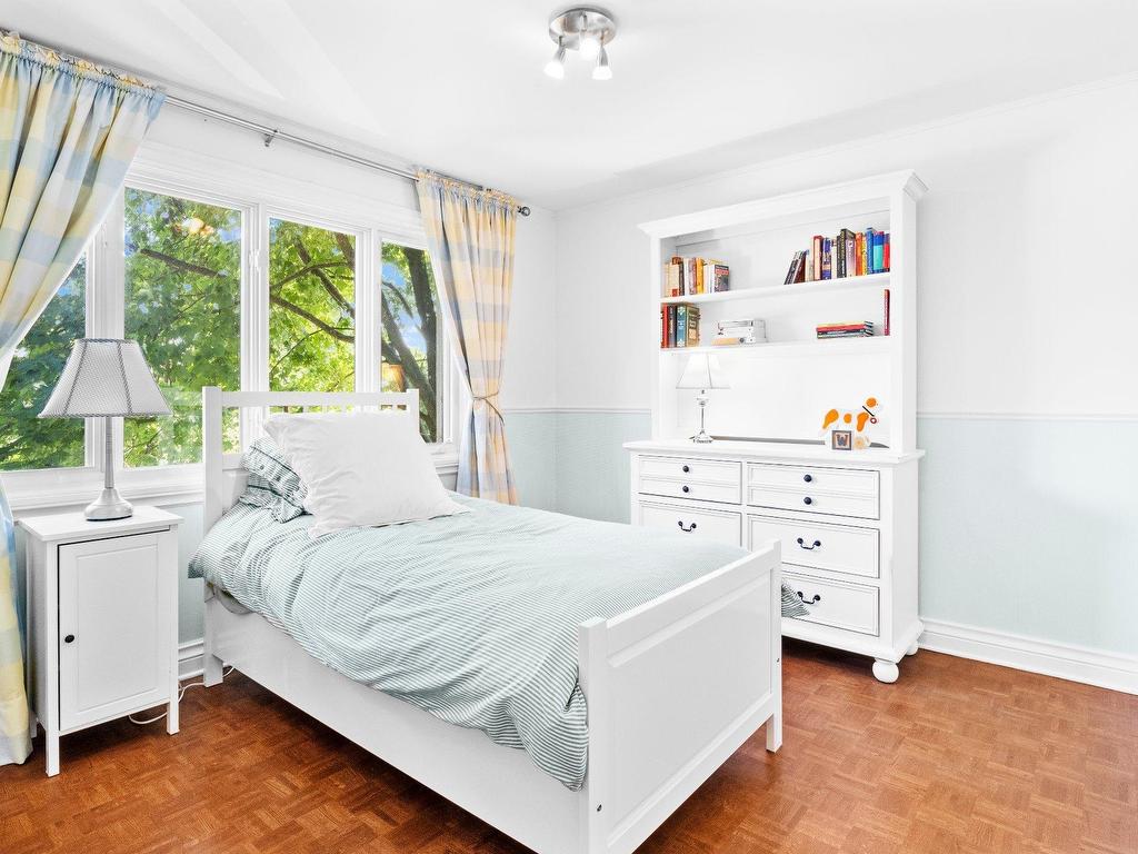 









42A


Av. du Golf

,
Pointe-Claire,




QC
H9S4N5

