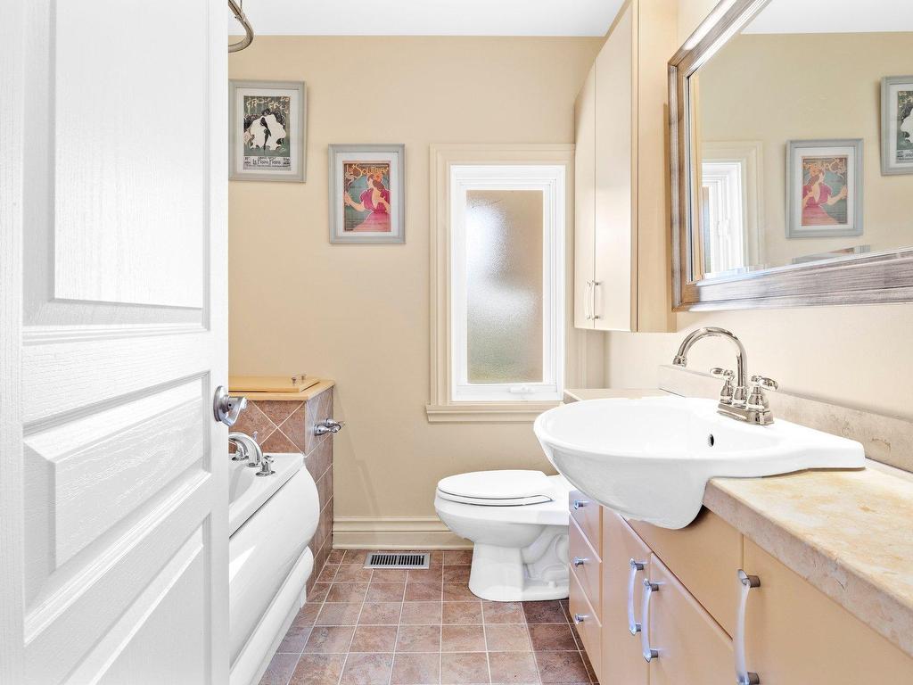 









42A


Av. du Golf

,
Pointe-Claire,




QC
H9S4N5

