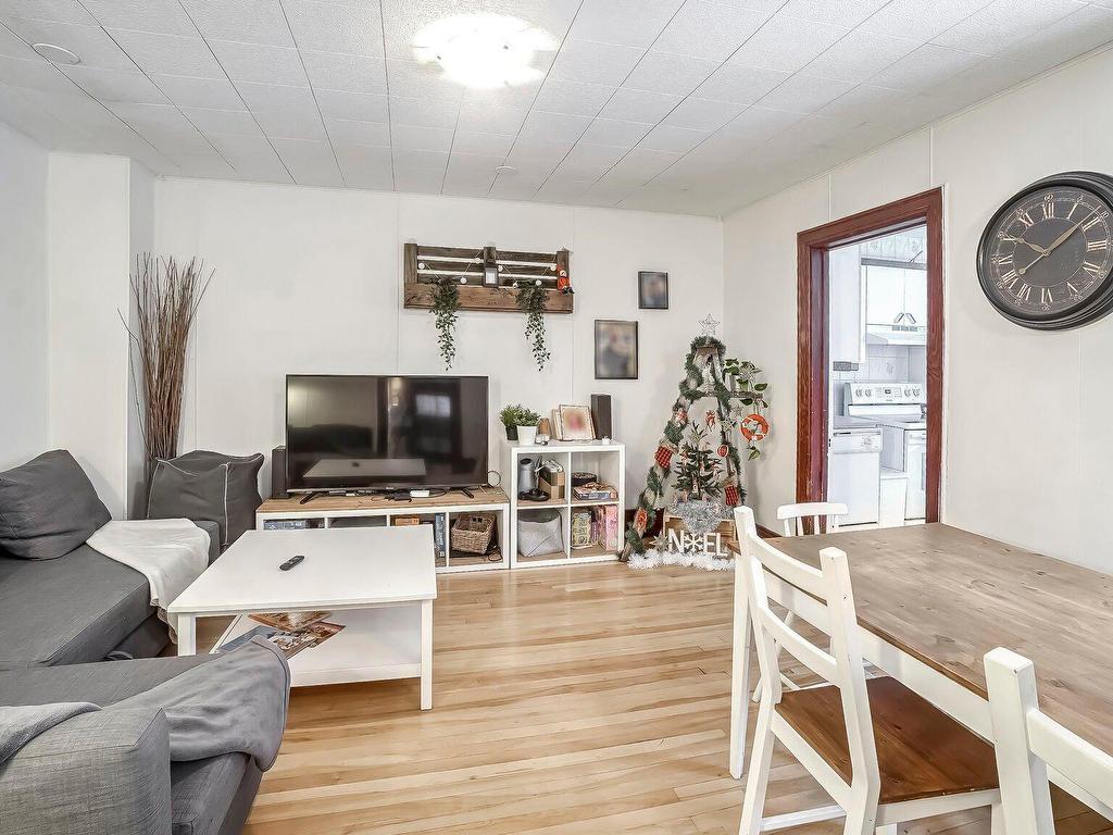 









5509


3e Avenue

,
Montréal (Rosemont/La Petite-Patrie),




QC
H1Y2W7

