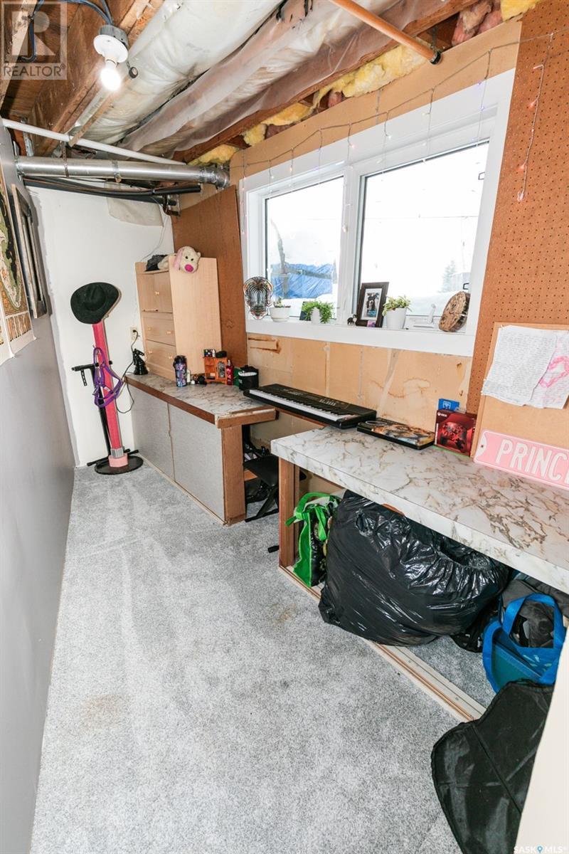 












335 Yukon AVENUE

,
Kerrobert,




Saskatchewan
S0L1R0

