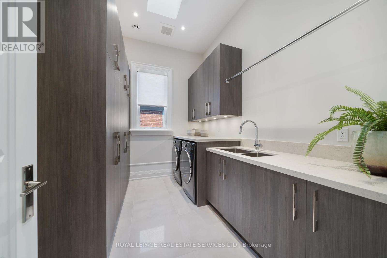 












83 KIMBARK BOULEVARD

,
Toronto,




Ontario
M5N2X9

