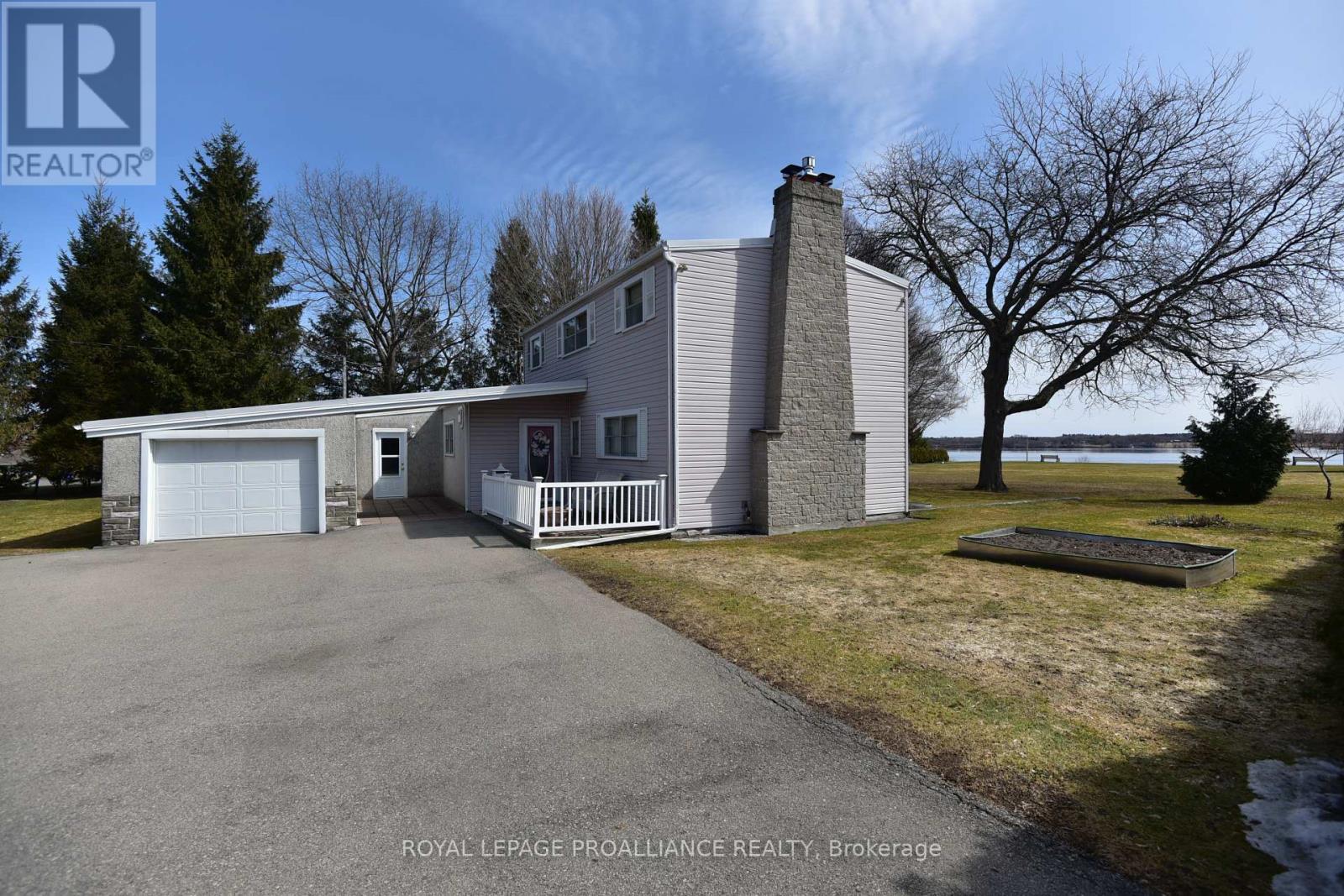












401 COUNTY RD 2 ROAD

,
Edwardsburgh/Cardinal,




Ontario
K0E1E0

