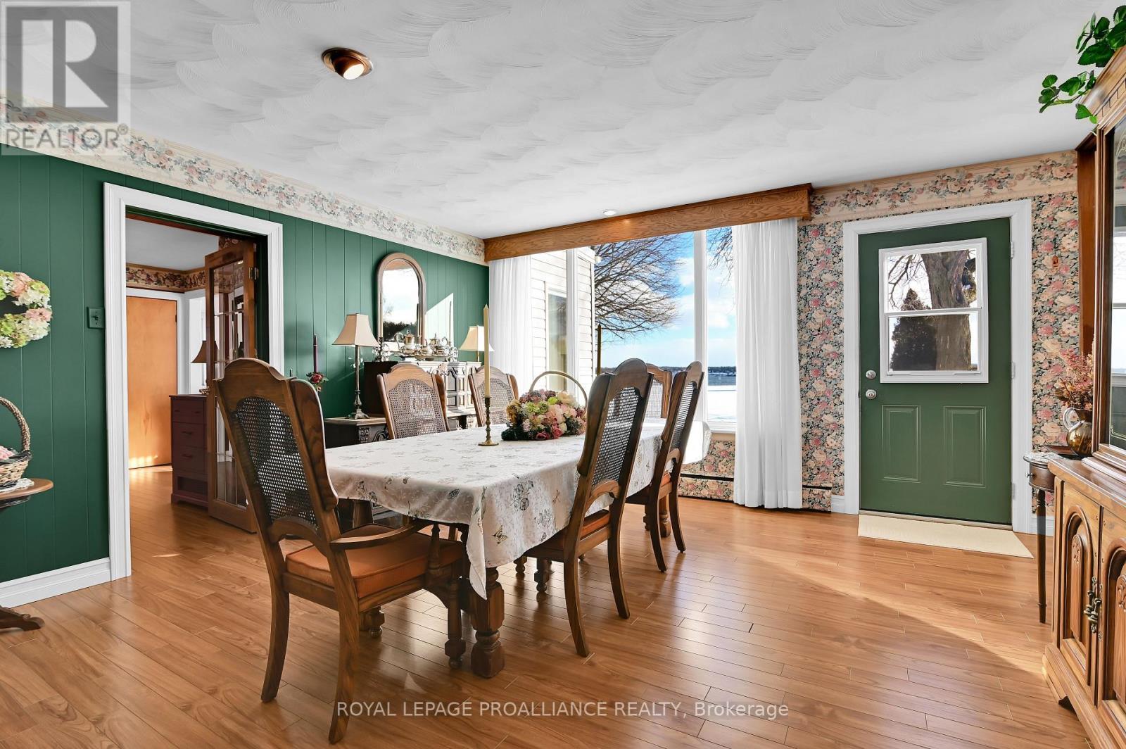 












401 COUNTY RD 2 ROAD

,
Edwardsburgh/Cardinal,




Ontario
K0E1E0

