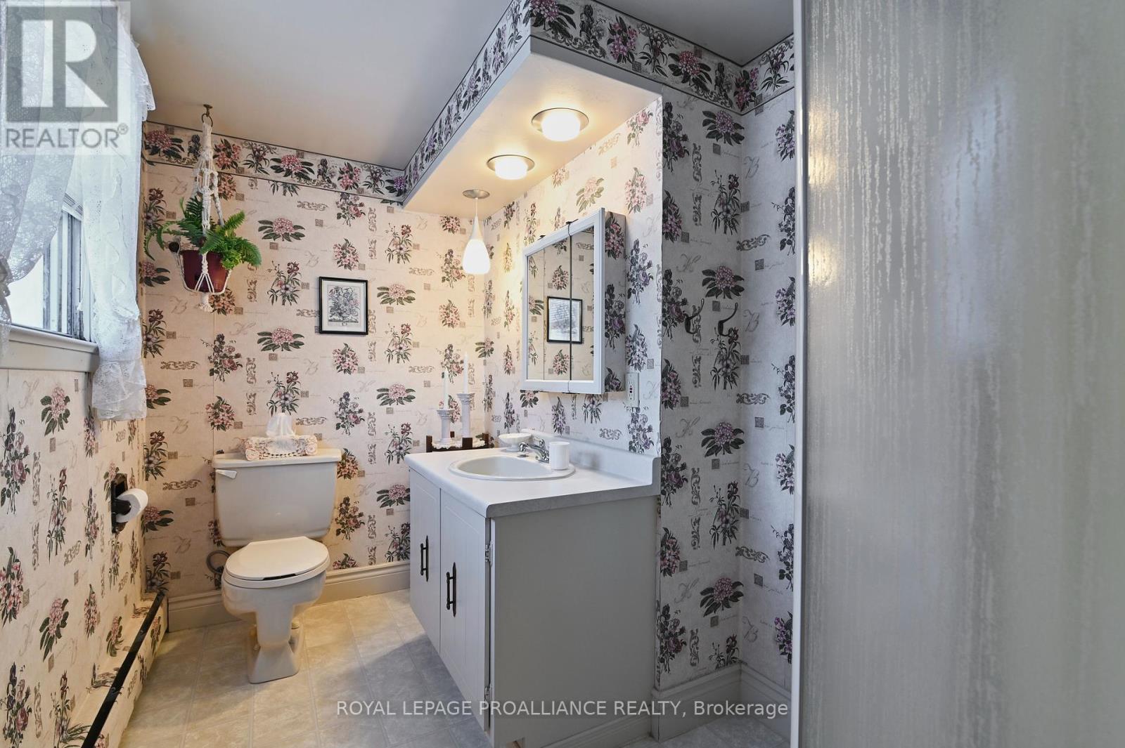 












401 COUNTY RD 2 ROAD

,
Edwardsburgh/Cardinal,




Ontario
K0E1E0

