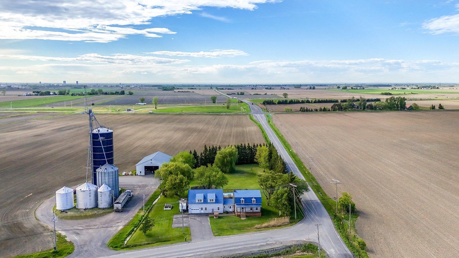 









3852


Ch. de la Butte-aux-Renards

,
Varennes,




QC
J3X0G7

