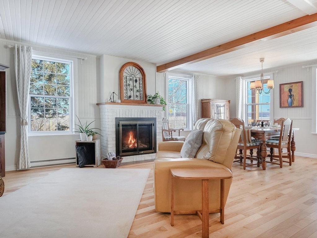 









3852


Ch. de la Butte-aux-Renards

,
Varennes,




QC
J3X0G7

