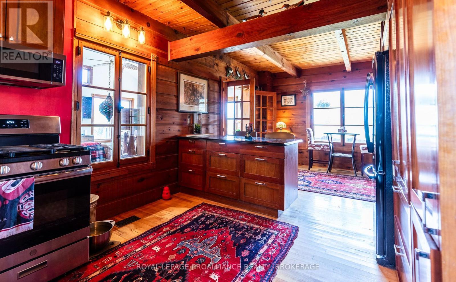 












275 CARPENTER POINT ROAD

,
Frontenac Islands (The Islands),




Ontario
K0H2Y0


