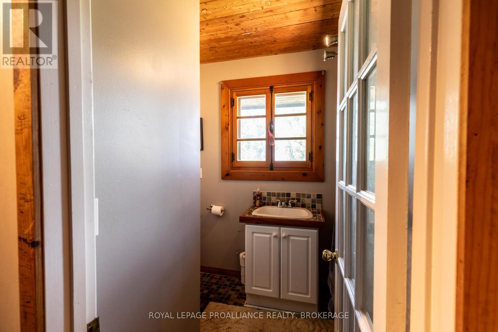 












275 CARPENTER POINT ROAD

,
Frontenac Islands (The Islands),




Ontario
K0H2Y0

