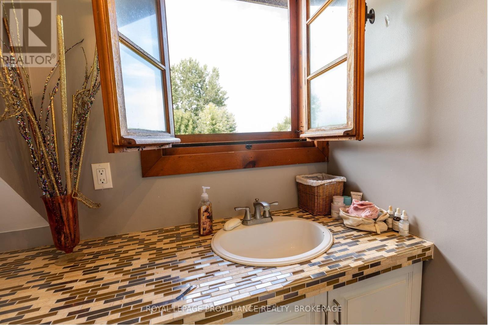 












275 CARPENTER POINT ROAD

,
Frontenac Islands (The Islands),




Ontario
K0H2Y0

