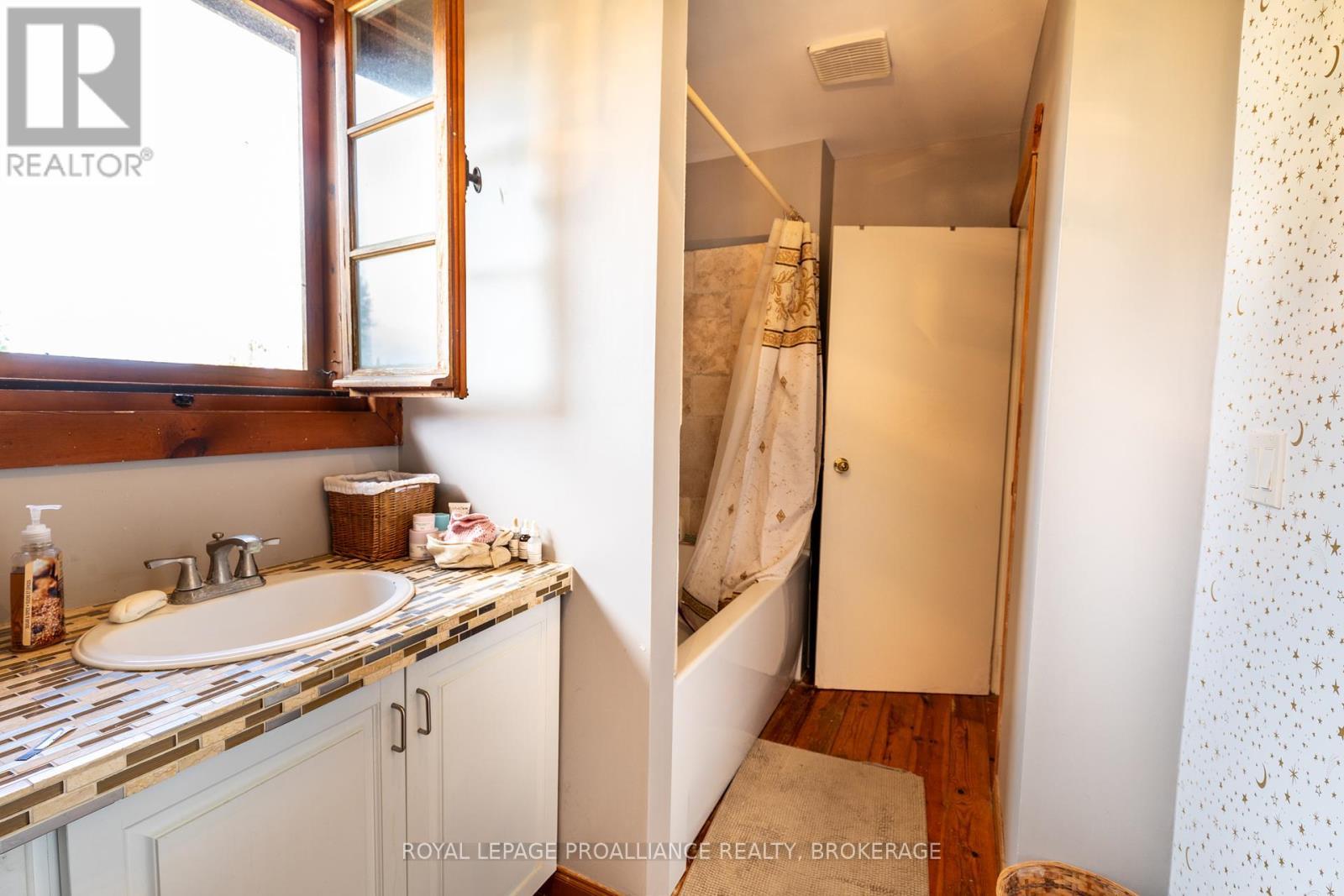 












275 CARPENTER POINT ROAD

,
Frontenac Islands (The Islands),




Ontario
K0H2Y0

