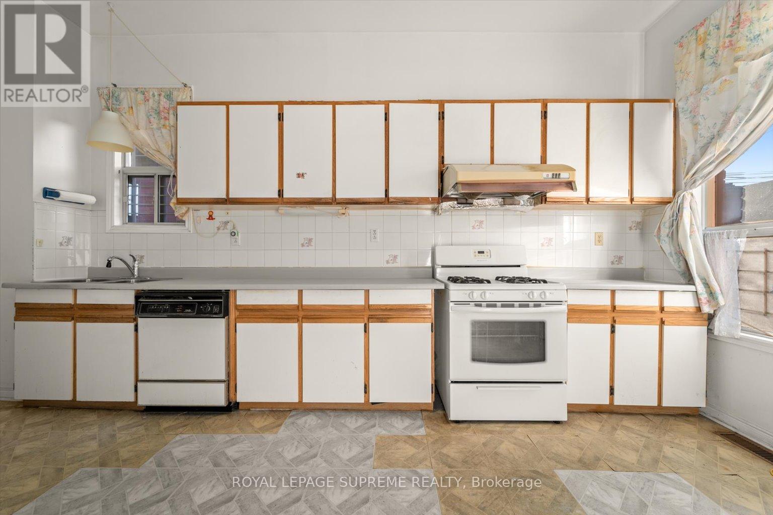 












1309 KING STREET W

,
Toronto,




Ontario
M6K1G9

