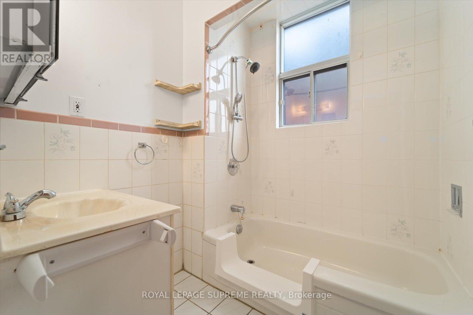 












1309 KING STREET W

,
Toronto,




Ontario
M6K1G9

