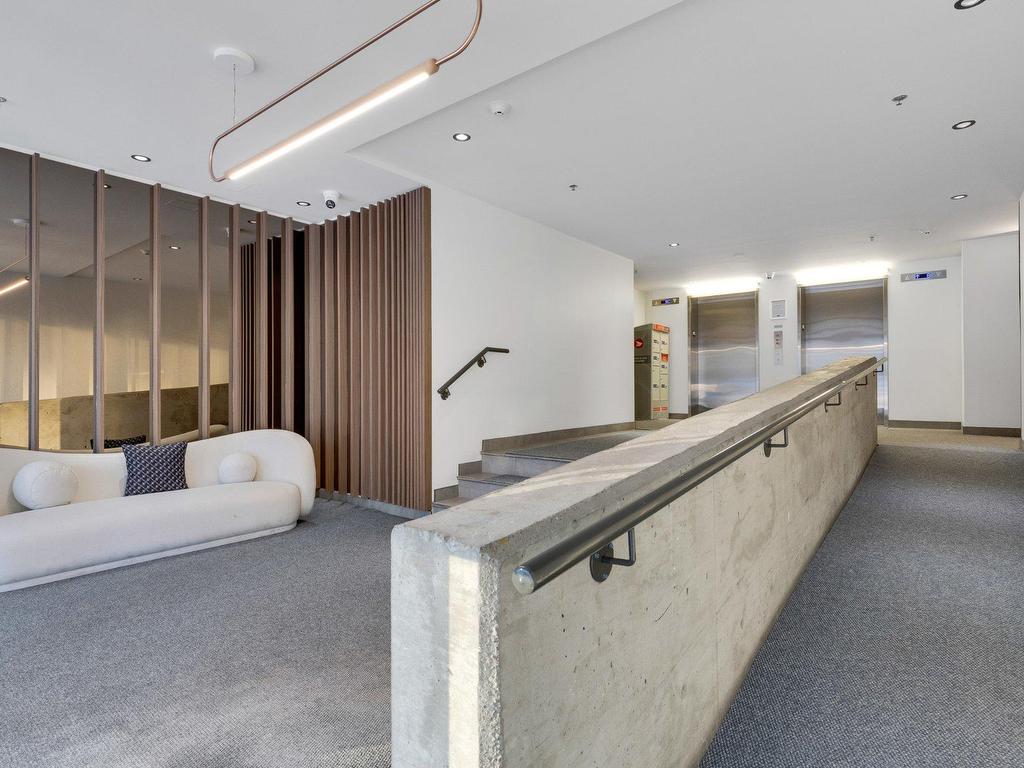 









225


Rue de la Montagne

, 812,
Montréal (Le Sud-Ouest),




QC
H3C2A6

