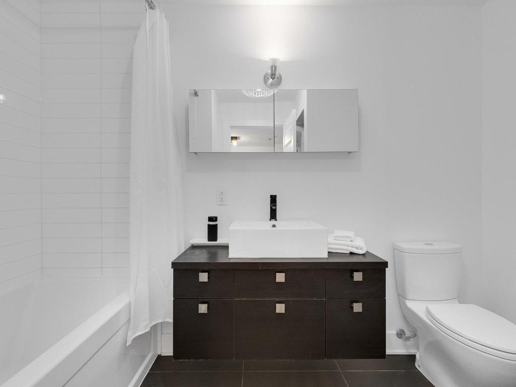 









225


Rue de la Montagne

, 812,
Montréal (Le Sud-Ouest),




QC
H3C2A6

