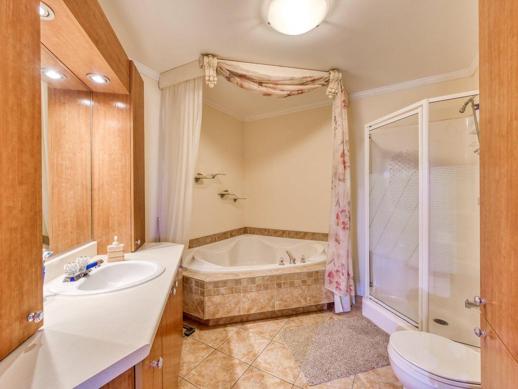 









566


Rue Château Bello

,
Sainte-Marthe-sur-le-Lac,




QC
J0N1P0

