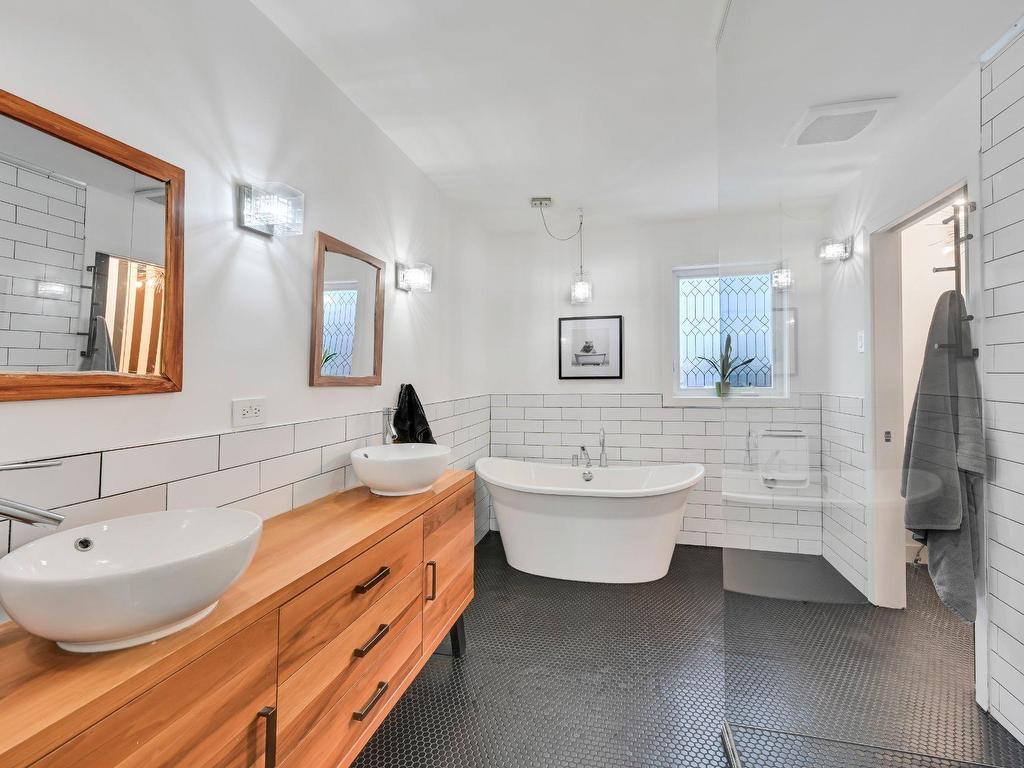 









128


Rue de la Tramontane

,
Saint-Jean-sur-Richelieu,




QC
J2W3C6

